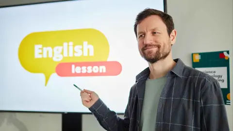 Un profesor dando clases de ingl&eacute;s