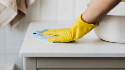 Limpieza de ba&ntilde;o con producto de Mercadona