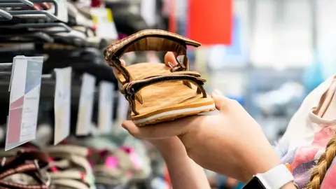 Sandalias en una tienda de Decathlon