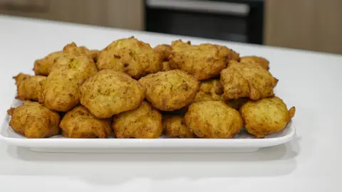 C&oacute;mo preparar tortillitas de merluza doradas y ligeras paso a paso