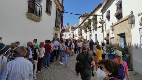 Turistas esperan para entrar a visitar patios de San Basilio, en C&oacute;rdoba