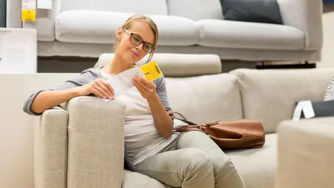 Clienta de IKEA - Secci&oacute;n de sof&aacute;s