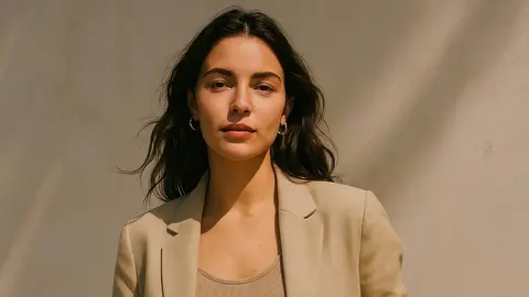 Modelo de pasarela con chaqueta de entretiempo