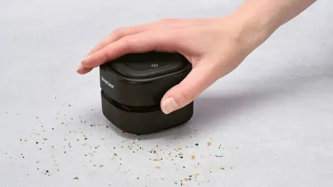 Mini aspirador de Lidl para recoger las migas de pan y restos de la mesa