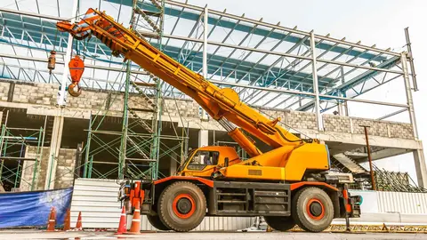 Una gr&uacute;a en una obra