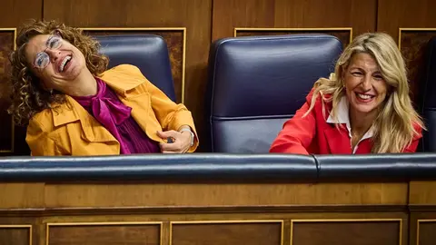 Mar&iacute;a Jes&uacute;s Montero, junto a Yolanda D&iacute;az, en el Congreso de los Diputados