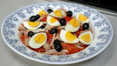 La ensalada murciana con tomate, huevo y at&uacute;n que conquista mesas en toda Espa&ntilde;a