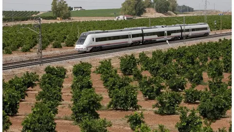 Un tren circulando entre Sevilla y C&oacute;rdoba