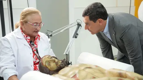 Juanma Moreno, durante su visita al IAPH