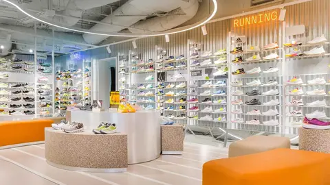 Secci&oacute;n de calzado deportivo de El Corte Ingl&eacute;s de la Plaza de Catalu&ntilde;a