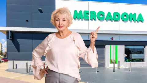 Una mujer frente a un supermercado de Mercadona
