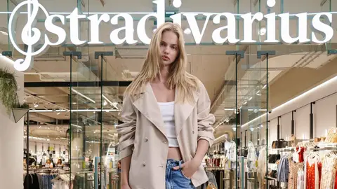 Una mujer en una tienda Stradivarius