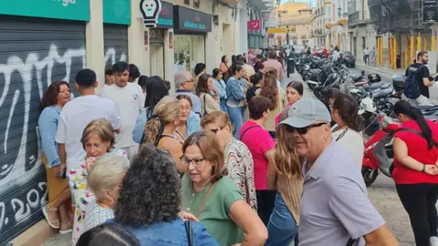 Largas colas en los aleda&ntilde;os del Teatro Villamarta