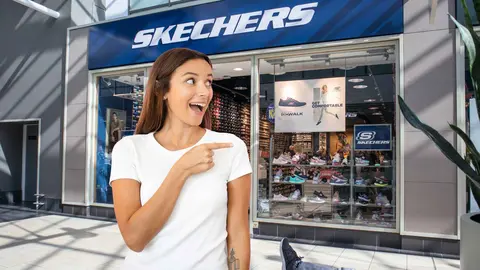 Una mujer frente a una tienda de Skechers