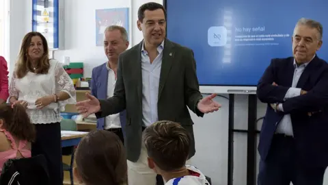 Juanma Moreno visita el CEIP Los Llanos (Almonte, Huelva)
