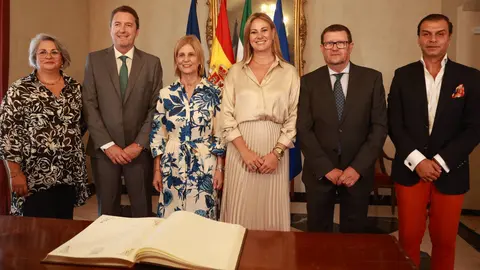 Los Reyes Magos y Cartero Real, junto a la alcaldesa de Jerez | Cristo Garc&iacute;a