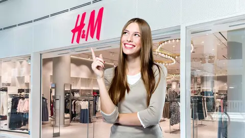 Una mujer a la moda en una tienda H&M