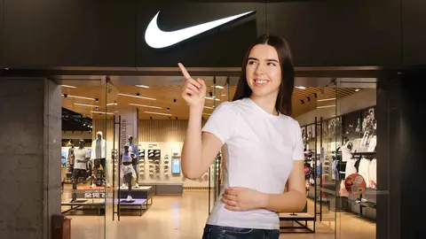 Una mujer frente a una tienda Nike
