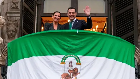 Juanma Moreno, junto a Sara Baras en un acto en el Palacio de San Telmo
