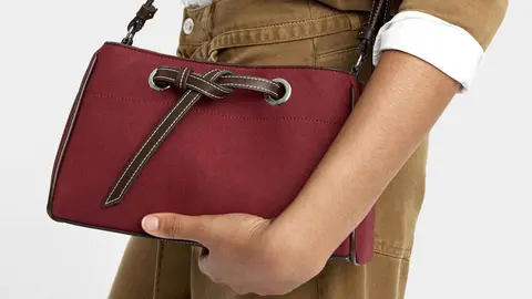 Bandolera con varios compartimentos y cierre imantado en liso de Parfois