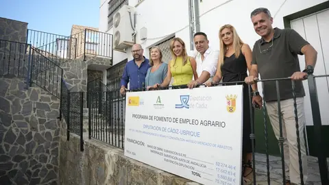 Almudena Mart&iacute;nez, durante su visita a Ubrique