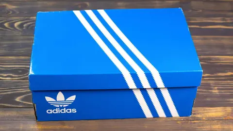 Caja de zapatillas de Adidas