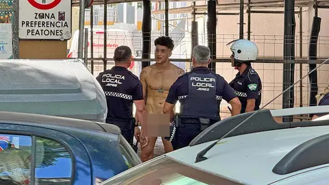 Var&oacute;n de origen magreb&iacute; se quita la ropa para evitar ser detenido