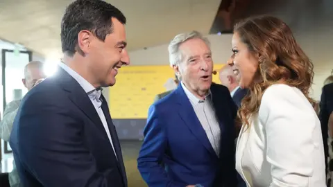 Juanma Moreno, junto a I&ntilde;aki Gabilondo y Pastora Soler