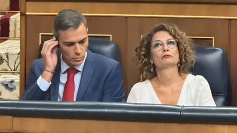 Pedro S&aacute;nchez en el Congreso escuchando por el pinganillo junto a Mar&iacute;a Jes&uacute;s Montero