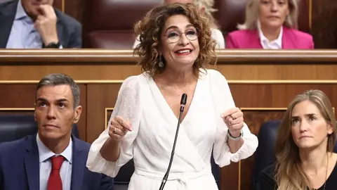 Mar&iacute;a Jes&uacute;s Montero interviene durante una sesi&oacute;n de control al Gobierno en el Congreso de los Diputados