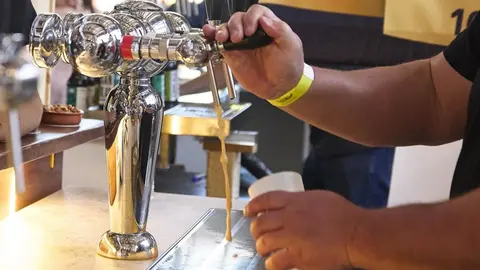 Un camarero sirviendo cerveza, en una imagen de archivo