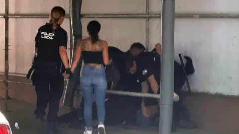 Momento de la reducci&oacute;n del var&oacute;n por agentes de la Polic&iacute;a Local en la calle Porvera de Jerez | El MIRA