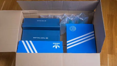Caja de zapatillas de Adidas