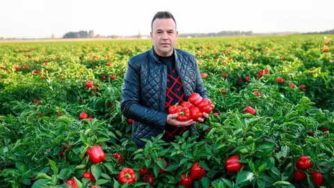 Jos&eacute; El&iacute;as comprueba como se rentabiliza el pimiento de piquillo de Lodosa