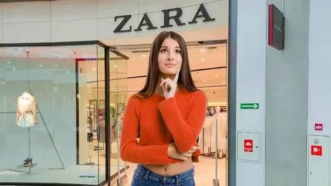 Una mujer frente a una tienda de Zara
