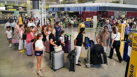 El aeropuerto de M&aacute;laga, lleno de visitantes en una imagen de archivo