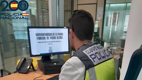 Un agente de la Polic&iacute;a Nacional frente a un ordenador