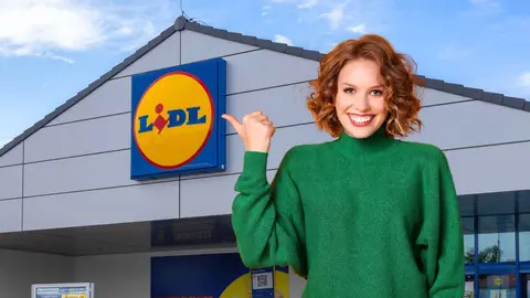 Una mujer frente a un supermercado de Lidl
