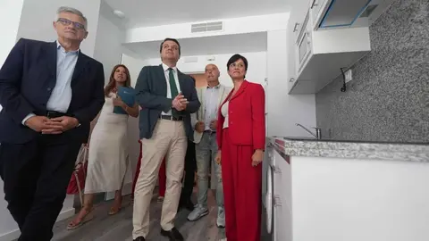 La ministra Isabel Rodr&iacute;guez junto al alcalde de C&oacute;rdoba Jos&eacute; Mar&iacute;a Bellido, en uno de los apartamentos de mayores