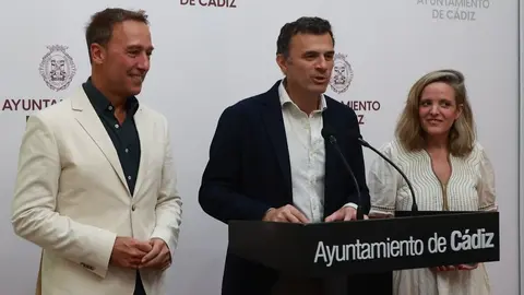 Bruno Garc&iacute;a, alcalde de C&aacute;diz, junto al teniente de alcalde, Jos&eacute; Manuel Cossi y la teniente de alcalde Maite Gonz&aacute;lez | Cristo Garc&iacute;a