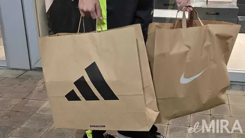 Bolsa de Adidas y Nike