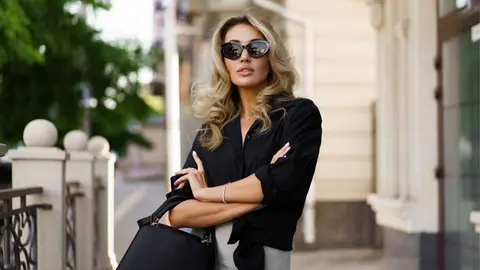 Una mujer a la moda con productos de Amazon