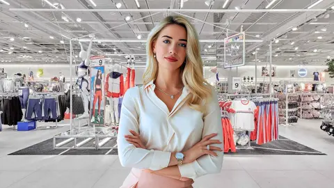 Una mujer en una tienda de Lefties