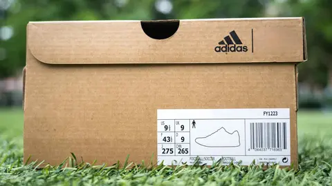 Caja de zapatillas de Adidas