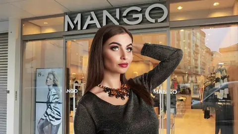 Una mujer frente a una tienda de Mango