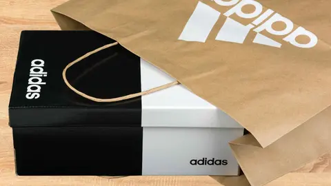 Caja de zapatillas de Adidas