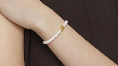 Pulsera el&aacute;stica en oro amarillo y perlas cultivadas Sweet Dolls de Tous