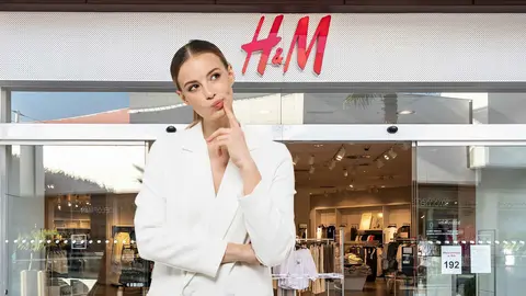 Una mujer frente a una tienda H&M