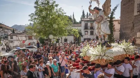 Procesi&oacute;n del patr&oacute;n del Albaic&iacute;n durante uan edici&oacute;n de sus fiestas de San Miguel