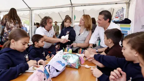 Antonio Torcuato, Eva Contador y Jos&eacute; Mar&iacute;a Bellido, en la inauguraci&oacute;n del tercer curso del programa de respiro familiar del mercadillo de El Arenal